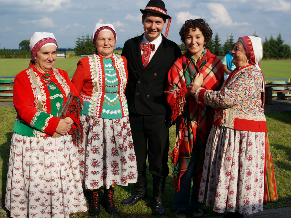 Dr Justyna Olko, kierownik projektu Ginące języki wraz z przedstawicielami społeczności wilamowskiej.