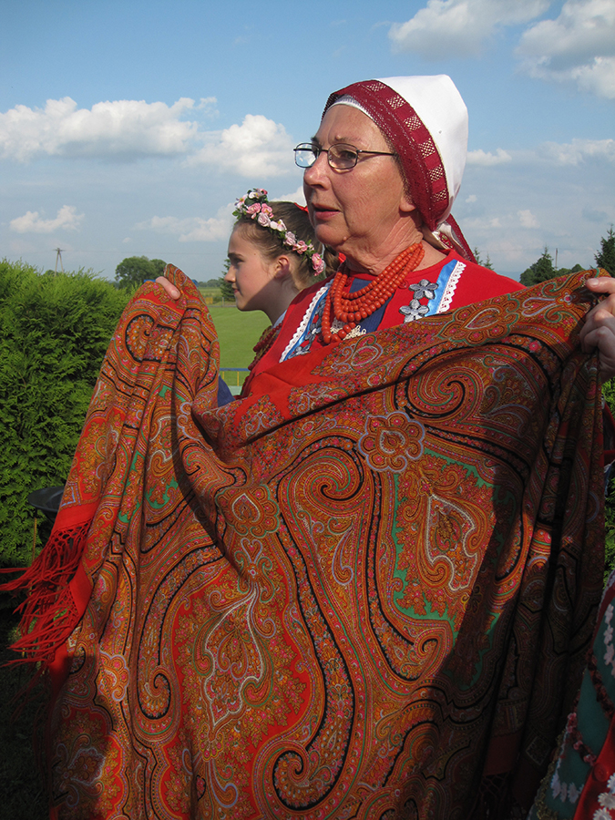Niektóre elementy stroju prezentowanego przez mieszkanki Wilamowic pochodzą z przełomu XIX i XX wieku.