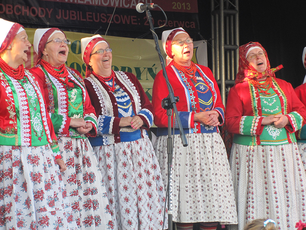 Członkinie zespołu wykonują tradycyjną pieśń w języku wilamowskim.